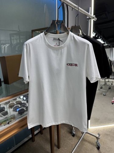 dior 2025春夏新品拼色字母绣花短袖T恤；同步柜台面料，Dior And Lewis Hamilton合作款新品，抽象型的拼色刺绣设计，胸前字母拼色刺绣，