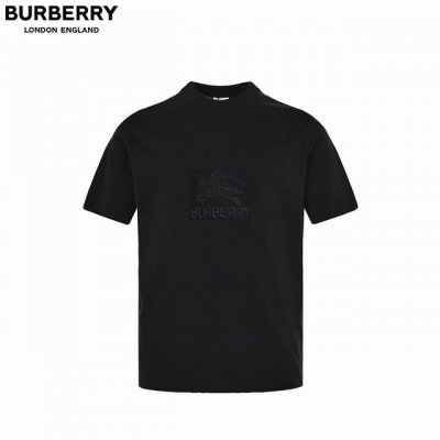 ：160 Burberry 巴宝莉 25Ss暗纹刺绣战马短袖 修身版型 客供平织棉,由微型针织的工艺技术制作,丝丝细雨般的质感突显,略带弹性的面料让细节感和柔触