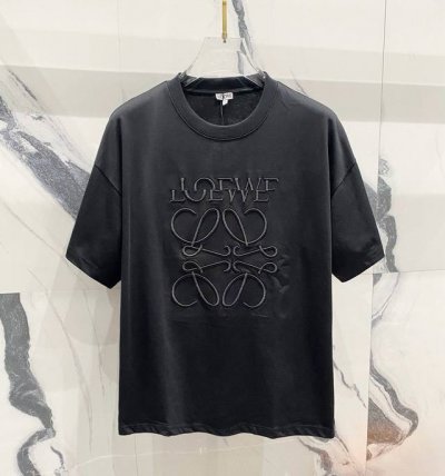 高品质 Loewe 罗意威错位刺绣新款T桖！ 25Ss春夏新品，百灵达万针刺，搭配错位，更加有品味 采用32支260克双纱纯棉原版面料，磨毛处理更丝滑亲肤，重工