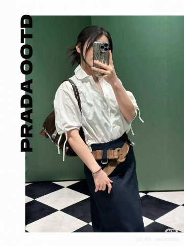 prada*2025花边领短袖衬衫。上衣花瓣圆润领边点缀 袖口系带蝴蝶结呼应细节 增添甜美可爱气息呈现专属乖巧学院风格穿搭清纯满分简单搭配就很赞 Sml
