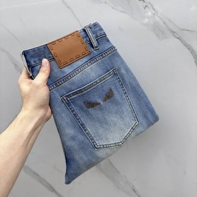 fendi*芬迪 高端定制、2025早春最新款牛仔裤 柜台同步发售 原版定制复刻 客供五金辅料 原单品质 进口固色牛仔面料 重工洗水 做工走线精细 上身绝佳！优
