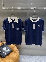 迪家 迪奥针织 polo衫 夏日优雅休闲之选 深蓝色的衣身沉稳又大气 米白色的领子设计简约大方 形成鲜明的色彩对比 袖口处的条纹细节满满 胸口口袋上精致的品牌刺