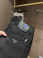 支持年后退换。 P250 Pra24秋季男士直筒牛仔裤.......三角Logo 客供丹宁牛仔棉布制成 贴肤舒爽 完全没有腻身感可言 直筒的版型裁剪 上身非常的