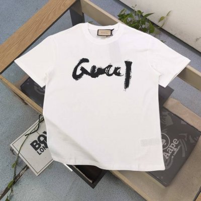 上新 款号：Kc858 高版本 2025新款Gucci古驰前后毛笔字母图案Logo印花情侣休闲短袖T恤，独一无二的活性环保面料染色，32支双纱精梳纯棉爽滑手感，