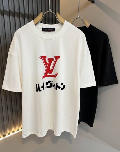 Louisvuitt*路易*登 2025春夏全新系列单品上线，非常时髦前卫的一款男女同款短袖T恤，标识Logo图案压绒修饰！区别于以往的不同，宣示品牌传承多年的