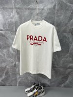 prada普拉达 2025Ss春夏高品质情侣款短袖T恤 甄选280克高克重纯棉面料 工艺品级别 辅料顶真 车线做工符合精品要求 超级好搭配 落肩款 品质及剪裁设