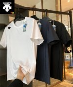 迪桑特夏款上新 ，无缝冰丝短袖 ，专柜款，精品面料 优等冰丝速干，面料一个字贵 。上身贴肤超光滑柔顺，面料克重高非常有质感，运动速干专业功能性面料 ，透气性绝绝