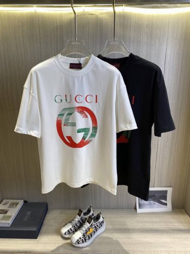 调价 Gucci古奇 2025春夏新款高克重重磅圆领短袖出货啦！！ 春夏出门必备款 定制高克重纯棉面料 搭配当下流行重工工艺 做工走线精细 面料上身舒适 三标齐