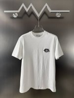 p80 dior 补丁字母短袖 颜色：藏蓝色（定染新色），杏色，白色， 尺码S-Xl 采用纯棉12S精棉平纹，克重230G。前饰以对比鲜明的标志补丁，小标刺绣章