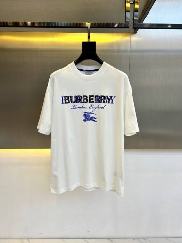 P260 Bur巴宝莉、2025春夏男士新款Logo圆领短袖T恤。进口丝光棉面料，面料手感丝滑柔软，透气亲肤性极佳，着身无比的舒适，整体质感相当之高！衣身胸前标