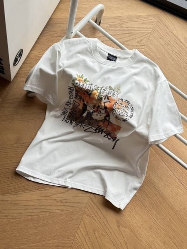 供 Stussy X Denim Tears 联名款 Ss25 胸前餐桌印花图案圆领短袖T恤男女同款 米白色 S~Xl 原版240G纯棉双纱面料，预缩处理，胸口