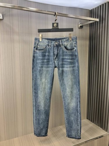 阿玛尼2025年春季最新品牛仔裤出入专卖店无压力 专柜热销款 品味与价值共享 身穿着非常舒适 低调不失奢华 穿出去非常有档次,裤型款式和裁剪亦无需多言 上身精致