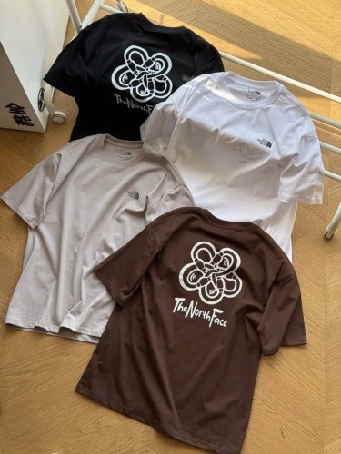 Thenorthface北面 8Ey9 后背花状印花 纯棉短袖Tee 男女同款 黑色 咖色 白色 卡灰色 M~Xxl 原版40支双纱面料，210G克重细腻亲肤触