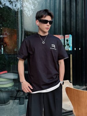 巴黎世家 2025春夏新款男女同款短袖T恤 定制专属纯棉面料 定制原版工艺螺纹 胸前重工字母Logo工艺设计 简约大方 从容百搭 档次极高 完美融入时尚还有风情