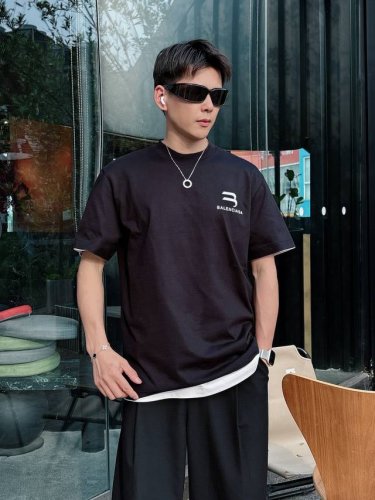 巴黎世家 2025春夏新款男女同款短袖T恤 定制专属纯棉面料 定制原版工艺螺纹 胸前重工字母Logo工艺设计 简约大方 从容百搭 档次极高 完美融入时尚还有风情