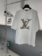 p110 -驴牌 扭绳立体刺绣大标短袖T恤 采用350克高克重双股双纱纯棉面料 此面料要明显好于普通纱的面料 由于纱线的均匀度高 织出的面料手感柔软细腻更适合春