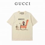 Gucci 古驰 看书小狗高克重印花短袖T恤 选用客供定制针织100%纯棉面打造,面料手感细腻，厚实有质感的纯棉布，高密度的机织工艺，如棉絮般柔紧致舒适，有挺括