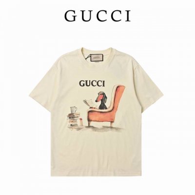 Gucci 古驰 看书小狗高克重印花短袖T恤 选用客供定制针织100%纯棉面打造,面料手感细腻，厚实有质感的纯棉布，高密度的机织工艺，如棉絮般柔紧致舒适，有挺括