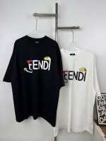 款号X49 Fendi 芬迪新款标识Logo工艺印花T恤短袖 采用高质量面料制作而成，无论是日常穿搭还是参加派对，都能展示出您的时尚品味和个性。这款短袖具有舒适