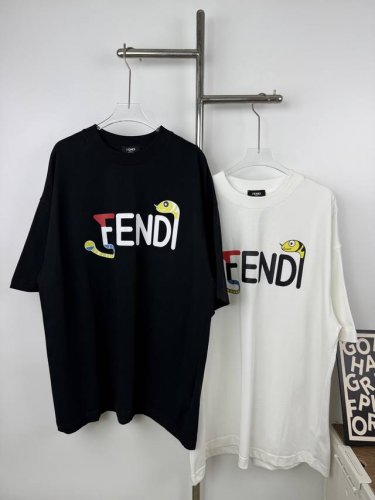 款号X49 Fendi 芬迪新款标识Logo工艺印花T恤短袖 采用高质量面料制作而成，无论是日常穿搭还是参加派对，都能展示出您的时尚品味和个性。这款短袖具有舒适
