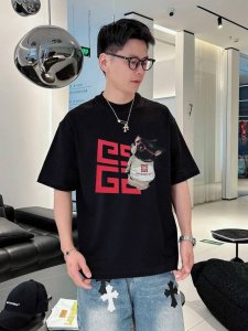 givench*Y纪梵希2025S潮牌T恤 胸前卡通狗造型.高温烫画设计.减龄利器.帅气时尚 简约百搭款 优选 G纯棉面料.原版定制螺纹.面料柔软舒适.透气性好