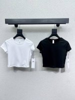 Alo瑜伽短袖上衣 这款它整体做的很好看 外观-色系都很可观 弹力超大的这款 任何身形都可以穿 面料很舒服 柔软度拉高 搭配同系列更绝了~高品质 两色 尺码Sm