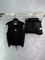 Chane*针织套装，包含背心和短裙，采用轻薄面料，舒适透气。两件均标有经典双C Logo，时尚百搭。适合休闲场合或搭配其他衣物，展现优雅风格。3色3码Sml