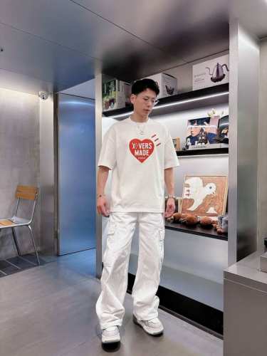 25Ss Lv Pharrell Wiliams菲董携手 Nigo 联名系列圆领短袖T恤，选用330克双纱平织棉面料打造。胸前Lv Lovers标识，可为日常造