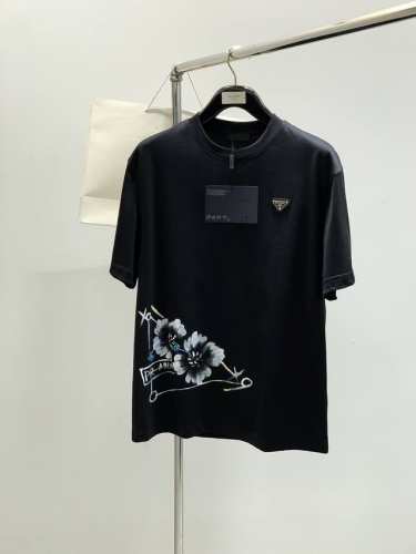 prada 普拉达 2025夏季最新品 专柜同步有售 时尚休闲圆领短袖T恤 进口原版面料 做工极为复杂 唯一可以做代购级别的渠道狠货 顶级印花工艺字母图案Log