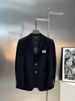 D&G杜嘉班-纳25S休闲西服外套精品推荐外贸公司订单！胸口精致原版金属皮牌标.精致五金雕刻品牌字母.高级感强！进口原版天眼布四面弹布料，笔挺垂感十足，整件衣服