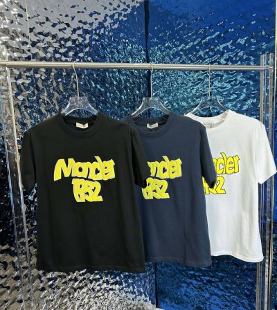 moncler 蒙口新款男士圆领短袖 情侣T恤 春夏新品 高品质 时尚百搭潮款 定制进口面料 穿着舒适 透气 时尚不失个性 上身休闲随性 帅气有型 彰显大牌气质