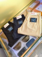 普拉达 2670春夏新品 专柜有售 实体店极品休闲裤专柜原版1:1好货，适合各个年龄段。市场最高版本的欧洲进口面料。舒适柔软亲肤，上身效果超级棒时尚百搭，笔挺有