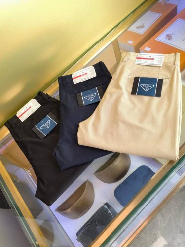 普拉达 2670春夏新品 专柜有售 实体店极品休闲裤专柜原版1:1好货，适合各个年龄段。市场最高版本的欧洲进口面料。舒适柔软亲肤，上身效果超级棒时尚百搭，笔挺有