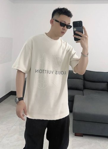 louis Vuitton 路易威登 2025春夏新款采用日本热压技术 珍珠短袖字母T恤 这款 Louis Vuitton T恤采用优质日本尖端纯棉面料制成，柔