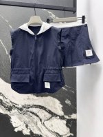 tb 25Ss 春夏新品运动少女风拼色尼龙套装 连帽抽绳收腰马甲外套搭配百褶小短裙 经典条杠元素点缀拼接 一套穿搭自带帅气感 版型上身显瘦又显高 可甜可盐时髦运