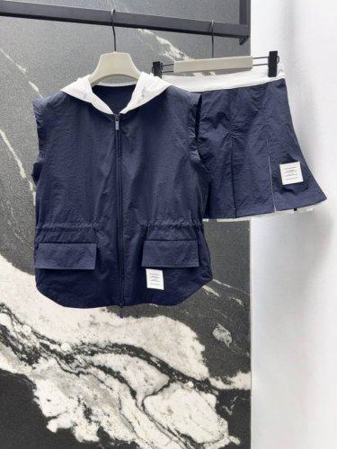 tb 25Ss 春夏新品运动少女风拼色尼龙套装 连帽抽绳收腰马甲外套搭配百褶小短裙 经典条杠元素点缀拼接 一套穿搭自带帅气感 版型上身显瘦又显高 可甜可盐时髦运