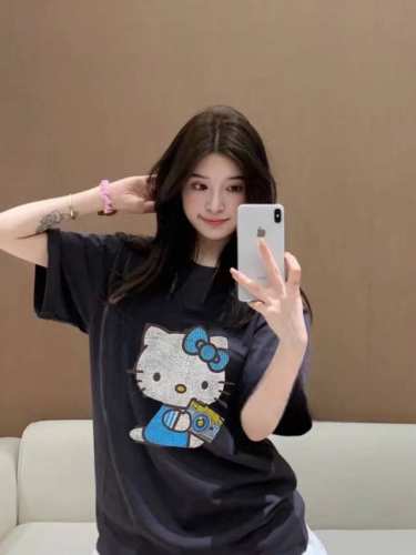 Adidas阿迪达斯限定联名Hellokitty高级灰短袖T 好甜美又显乖的T恤少女心爆棚啦 敲可爱的对Kitty没有控制力蒂门永存！！ 谁穿谁显白的灰色高级有