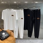 驴家 lv套装 夏日奢华休闲之选 精致的品牌标志性图案 低调又奢华 胸口和裤身侧边那小小的 Louis Vuitton 标识 细节之处尽显品牌格调 面料柔软舒适