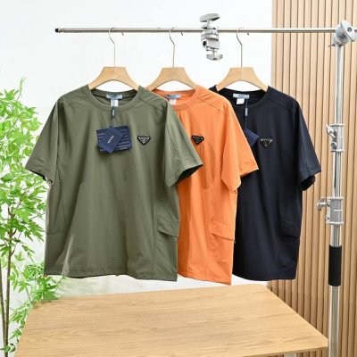 上新 米 款号 4803# 普拉达2025夏季新款金属三角标Logo短袖T恤 经典百搭永不过时系列 绝佳出行穿搭必备百搭单品 夏季首选的一款T恤 透气舒适排汗性
