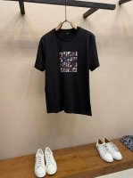fendi 秋冬新品拼色Ff数码印花圆领短袖T恤 正面胸前饰有品牌拼色Ff数码印花设计 下脚缝有Fendi贴条标识并附有颗F型五孔珍珠贝母纽扣 彰显品牌的独有设