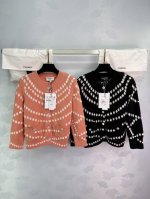 chane*2025新品上架 链坠提花针针织开衫 定制Yb羊毛纱线织造 穿搭舒适质感高级 常规短袖连衣裙版型 通体以圆形链坠提花图案排列 远看宛如珍珠 风格高贵
