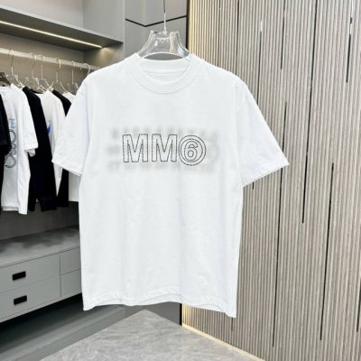 Mm6 玛吉拉 25Fw春夏新款圆领T恤 采用重磅320G双纱精梳棉材质 上身立体感强 采用重磅洗水工艺搭配网点印花 搭配烫钻工艺喷马骝工艺 洗涤方式：面料仅限