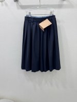 P210Miumi* 25新款双腰头百褶半裙 假两件撞色格子百褶中款半裙 假两件腰头 字母刺绣点缀 高腰百褶裙摆 上身甜美优雅又显腿长 日常的百搭单品 挺括有型