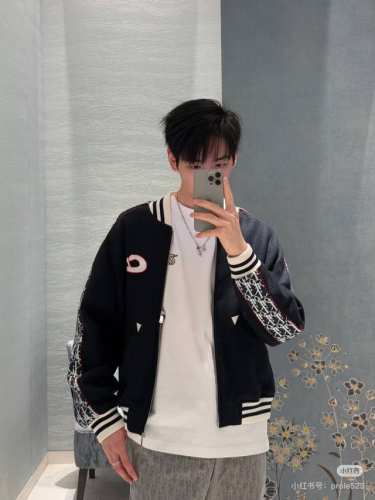 上新 款号:G020 Dior 迪奥Kaws联名新款蛇年限定刺绣棒球服夹克外套 1面料采用原版定制，毛呢手感非常细腻，袖子采用拼接针织提花面料设计风格，门禁定制