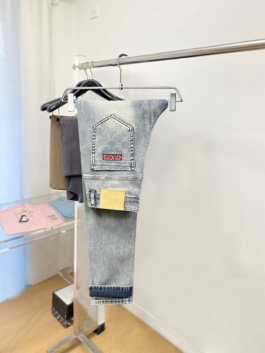 主推.长期有货 古驰 高品质 2025官网高端新品原单少数帅爆牛仔裤，百分百原单 百搭神器！今年最新流行的风格设计款式，采用进口棉花制作成的单宁布，上身舒适，剪
