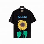 实拍细节图+尺码表 gucci古驰 向日葵圆领短袖 无感印花 早春系列高克重短袖 选用客供定制针织100%纯棉面打造,面料手感细腻 厚实有质感的纯棉布 高密度的