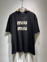 p230 Miumiu 谬谬2025春夏新款男女同款短袖T恤，品牌最新设计元素！既不单调也不复杂,恰到好处的展现品味！客供顶级压胶Logo设计！舒适吸汗透气根本