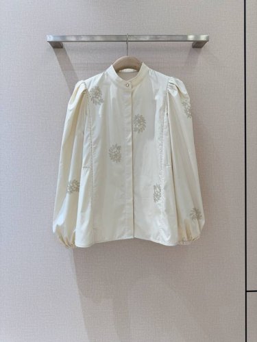 Maxmar*A25新品推荐 立领设计端庄典雅，彰显颈部优美线条，透着端庄与矜贵。细密缝线工艺精湛，勾勒出简约而不失格调的轮廓。泡泡袖设计，高温烫钻工艺，通勤与