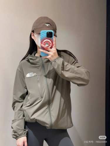 新款上新 The North Face北面四色爆款连帽防晒衣皮肤衣 专柜同款四面弹皮肤衣男女同款 采用经典Upf四十 面料制成的运动连帽上衣。面料顺滑挺阔，横条