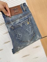 Lv 新品 高端独家发售 25Ss四季款超燃炸街系列之最牛仔裤 独家隆重推出 原版定制高端品质面料 定制五金版型修身剪裁 面料带弹力 微弹上身舒适度超高 必爆单